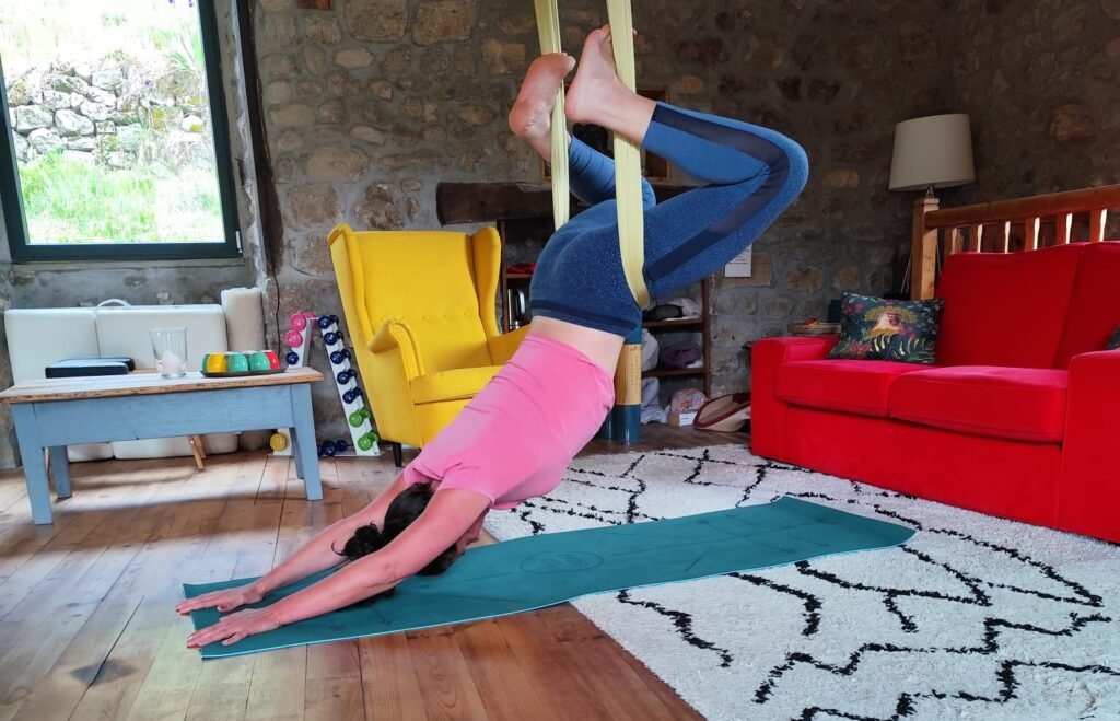 Audrey Yoga, professeure de fly yoga en Ardèche, utilisant le hamac comme support d'étirement