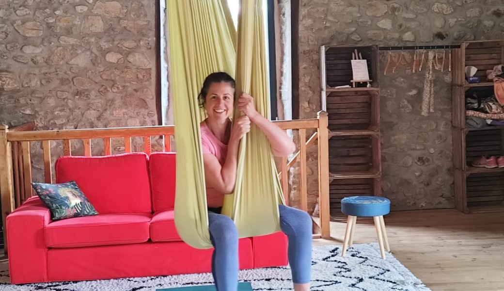 Cours de yoga aérien avec Audrey Yoga à Satillieu, Ardèche — posture d'équilibre en hamac